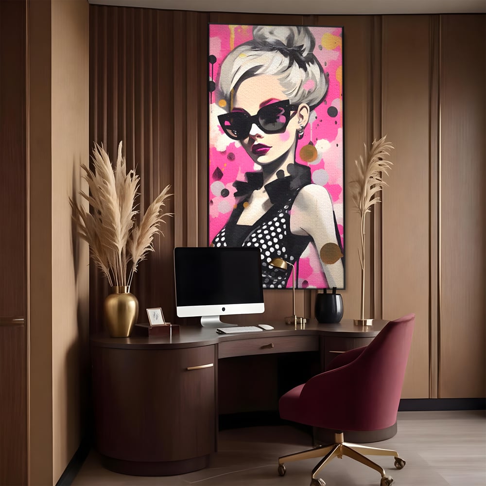 Tablou canvas cu tablou canvas cu femeie stilizata, in rama de aluminiu negru, pe perete intr-un birou